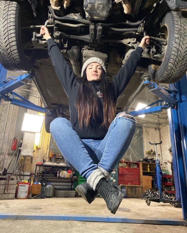 Anasztázia a világ egyik legszebb autószerelője, aki nem fél összepiszkolni magát 16