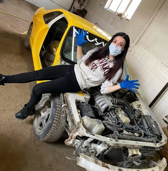 Anasztázia a világ egyik legszebb autószerelője, aki nem fél összepiszkolni magát 8