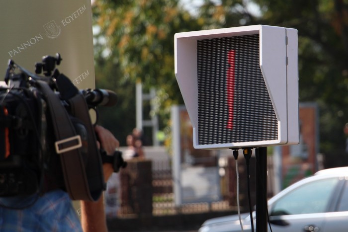 Ez most Magyarország legfurcsább jelzőlámpája