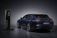 Messzebb jut árammal a plug-in hibrid Porsche Panamera 7