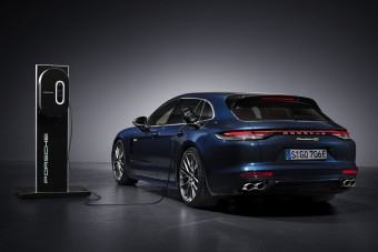 Messzebb jut árammal a plug-in hibrid Porsche Panamera