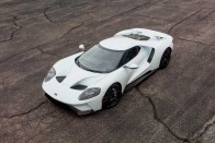 Több mint 20 milliónyi extra van ebben a fehér Ford GT-ben 14