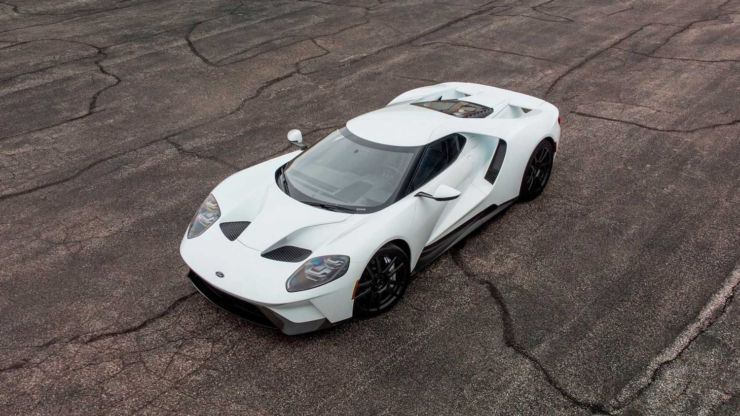 Több mint 20 milliónyi extra van ebben a fehér Ford GT-ben 4