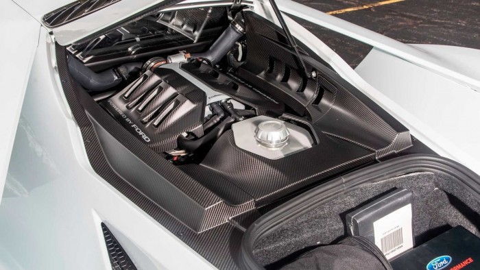 Több mint 20 milliónyi extra van ebben a fehér Ford GT-ben 6