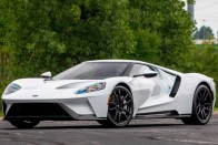 Több mint 20 milliónyi extra van ebben a fehér Ford GT-ben 18