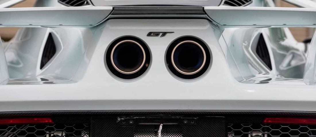 Több mint 20 milliónyi extra van ebben a fehér Ford GT-ben