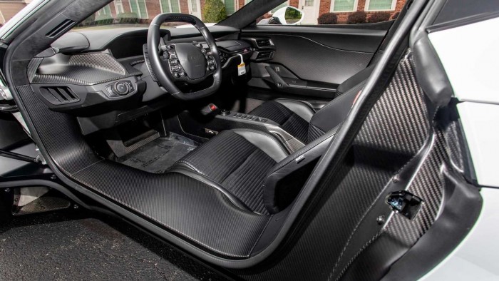 Több mint 20 milliónyi extra van ebben a fehér Ford GT-ben 7