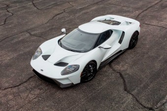 Több mint 20 milliónyi extra van ebben a fehér Ford GT-ben