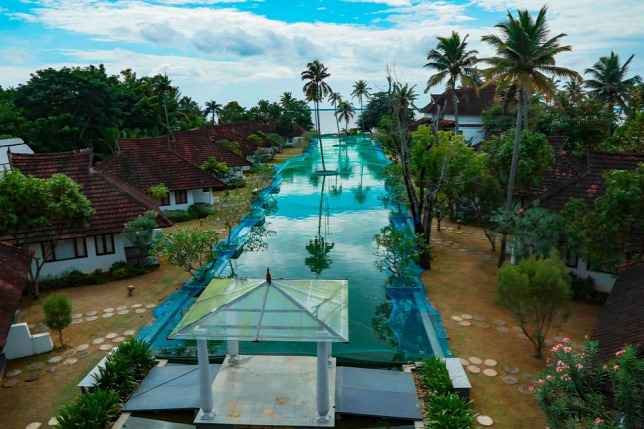 Halastó lett a luxusszálloda medencéjéből 1