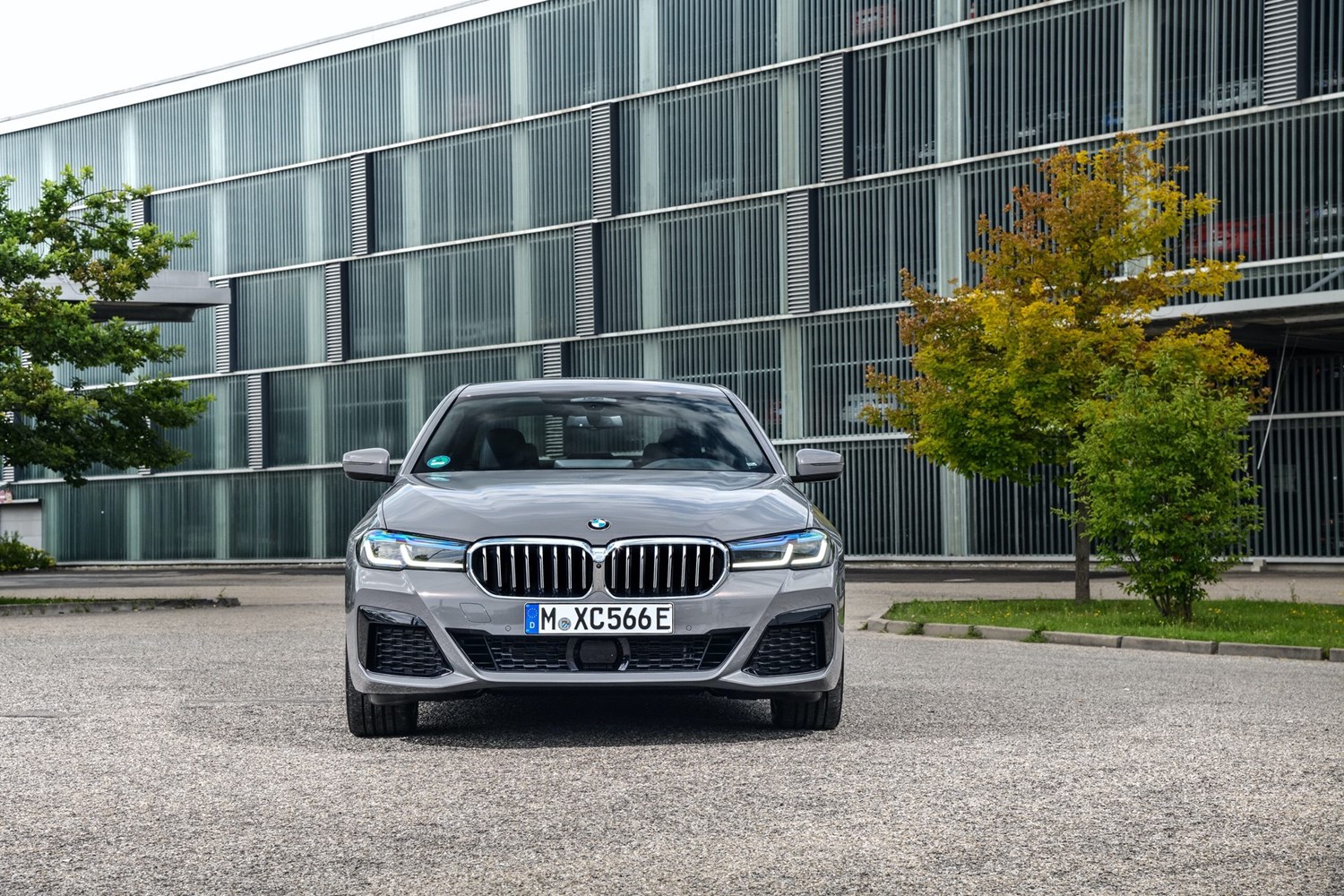 394 lóerős plug-in hybrid a BMW 545e 9