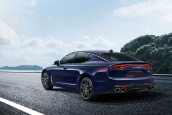 Nagyítóval kell keresni a változást a frissített Kia Stingeren