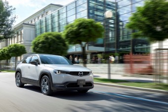Itt a Mazda első elektromos autója, de benzinmotorral