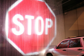 Zseniális ötlet lehet a vízre vetített STOP tábla