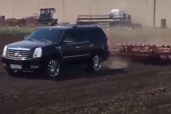 Lerobbant a traktor, így luxus-szabadidő-autóval művelte földjét az orosz gazda