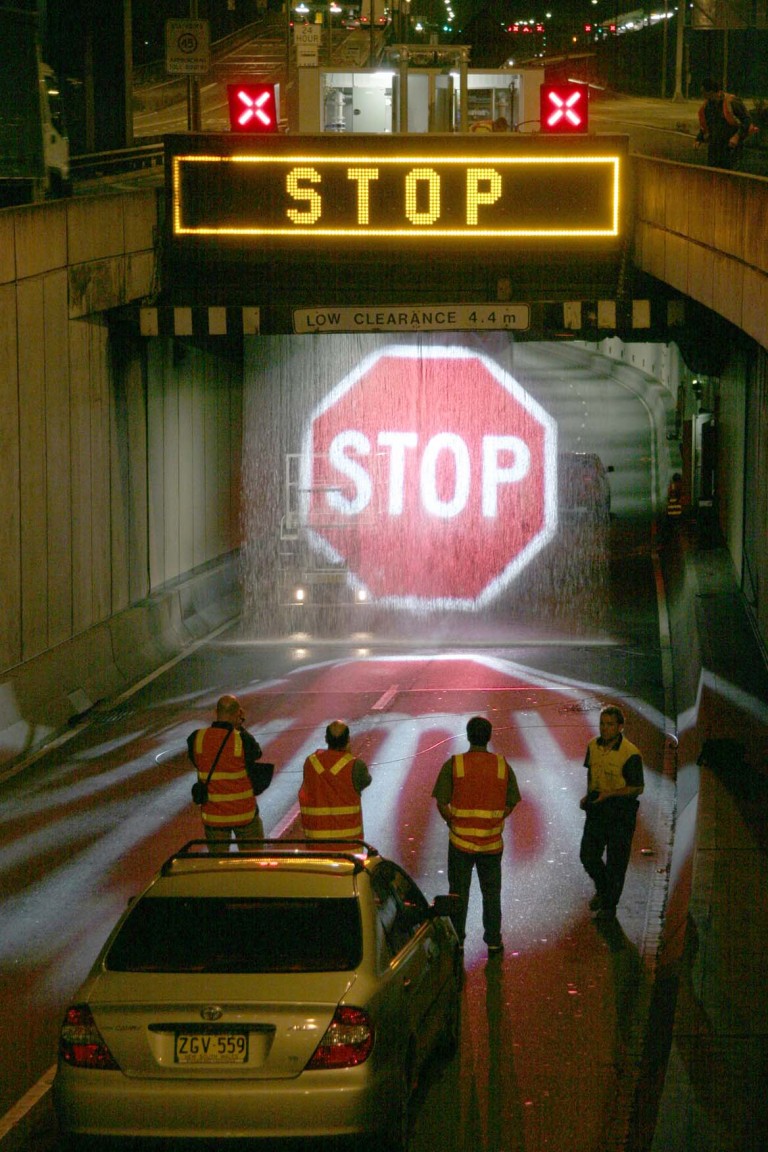 Zseniális ötlet lehet a vízre vetített STOP tábla 3 | Vezess Zseniális ötlet lehet a vízre vetített STOP tábla 3