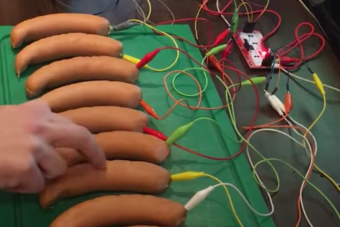 Kolbászaiból épített zongorát egy német hekker