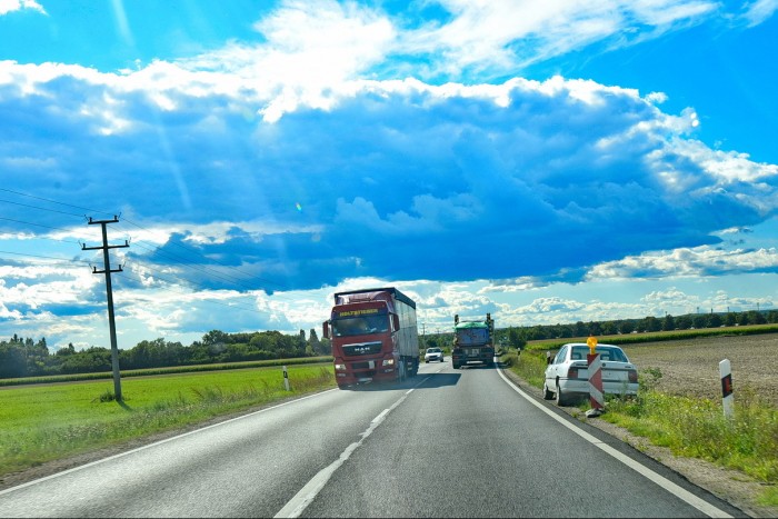 Visszapillantók nélkül közlekedett, napok óta a 86-os úton parkol egy Opel 1 Visszapillantók nélkül közlekedett, napok óta a 86-os úton parkol egy Opel 1