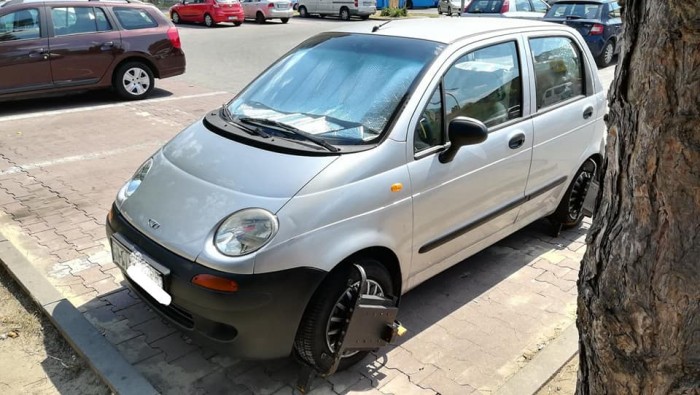 Homlokon csattan a kéz, amikor meglátod, hogy védi autóját egy pesti matizos 1