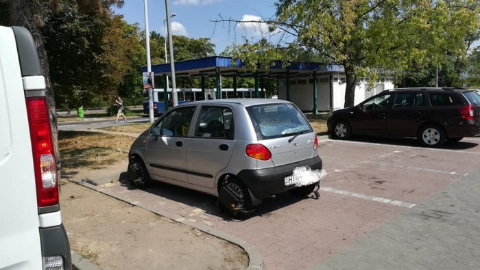 Homlokon csattan a kéz, amikor meglátod, hogy védi autóját egy pesti matizos 2