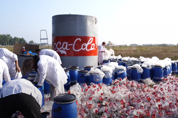 Valódi kólaesőt hozott össze egy orosz videós