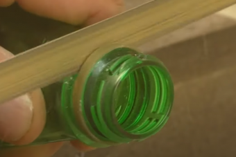 Egy igazi ezermester az eldobott műanyag flakonból is kihoz valamit