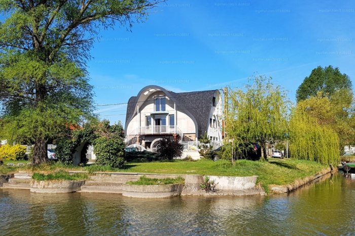 Ilyen egy 200 milliós különc luxusvilla a Dunánál 3