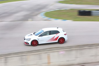 A kerékpározást kell hirdetniük az autógyártóknak