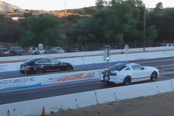 Ezt tudja a legerősebb Ford Mustang egy családi Tesla ellen