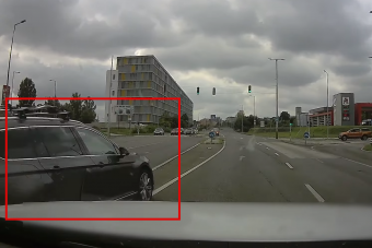 Istent és embert sem ismert a volkswagenes, úgy sietett