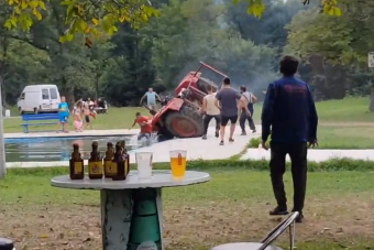 Medencében ért véget a részeg traktorozás