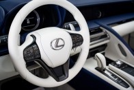 Több mint 600 milliót fizettek ki az első Lexus LC 500 kabrióért 11