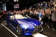 Több mint 600 milliót fizettek ki az első Lexus LC 500 kabrióért 12