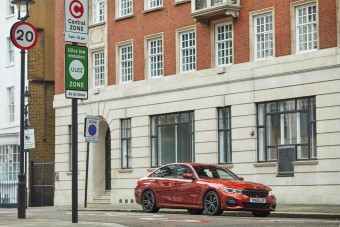 Automatikusan kapcsolnak elektromos módra a konnektorról tölthető BMW-k