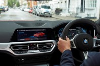 Automatikusan kapcsolnak elektromos módra a konnektorról tölthető BMW-k 13