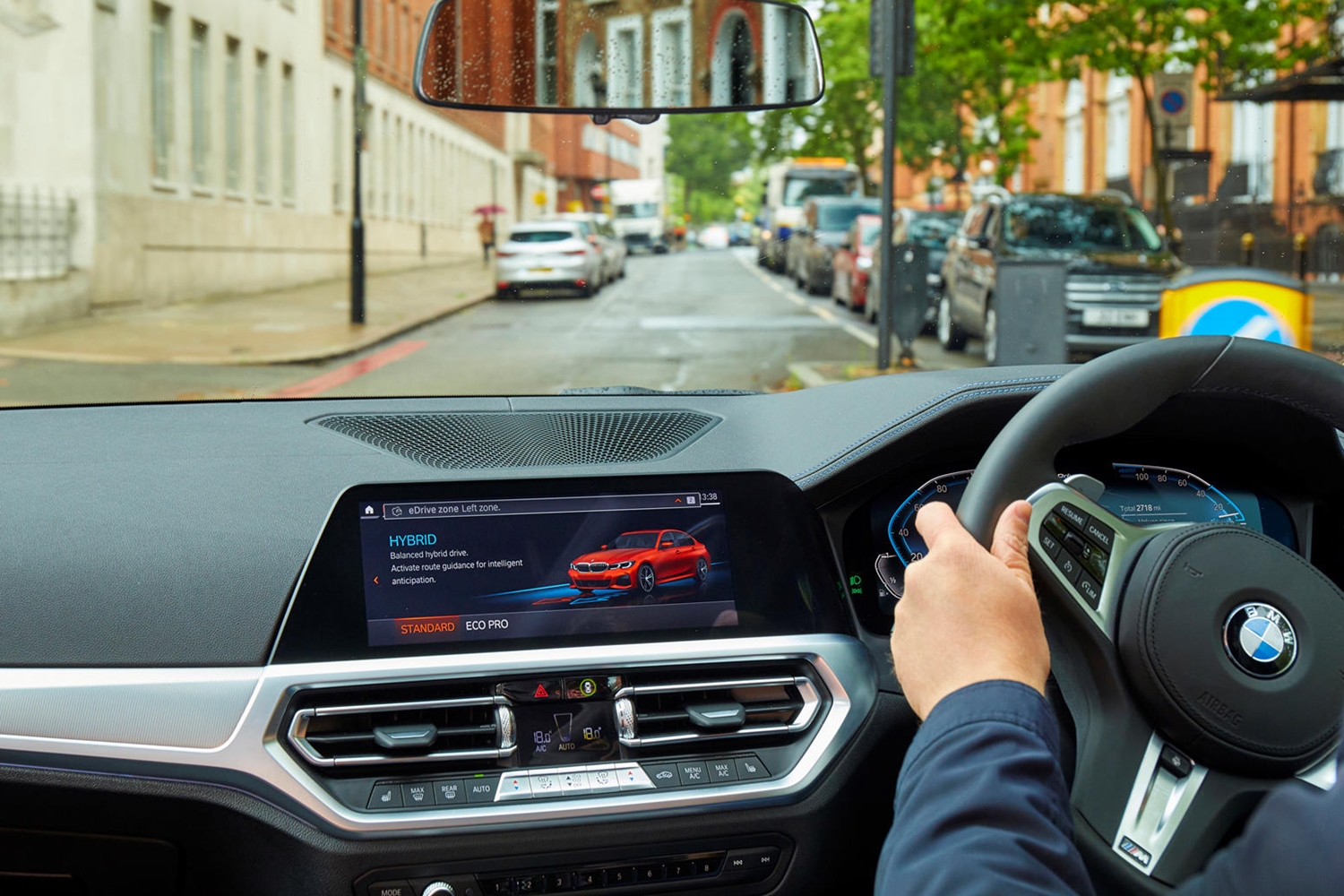 Automatikusan kapcsolnak elektromos módra a konnektorról tölthető BMW-k 8