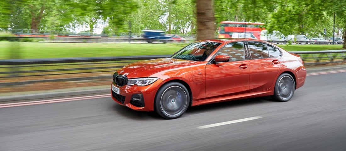 Automatikusan kapcsolnak elektromos módra a konnektorról tölthető BMW-k