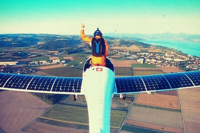 Először ugrottak ki napelemes repülőgépből