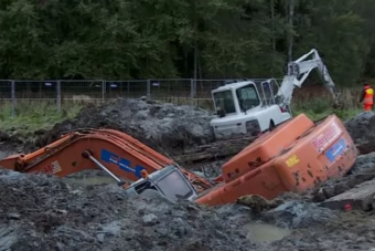 Így szednek ki egy nyakig iszapba ragadt 35 tonnás markolót