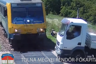 Simontornyánál sínekre hajtott egy teherautó, és jött a vonat