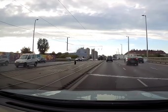 Autók közé repült egy Alfa kereke a Kacsóh Pongrác felüljárón