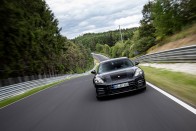 Rekordot ment a Nordschleifén a Porsche Panamera 10