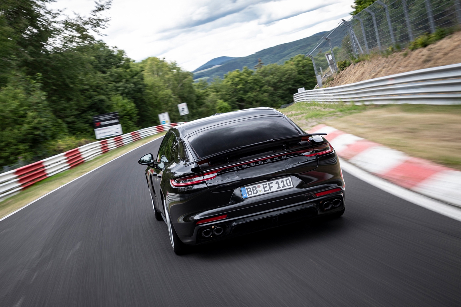 Rekordot ment a Nordschleifén a Porsche Panamera 1