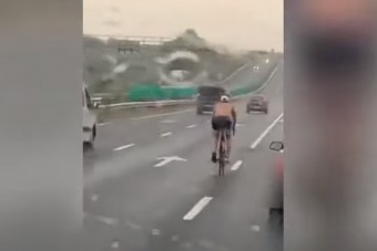 Félmeztelenül hajtott egy bringás az M7-re