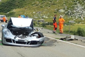 Bugatti Chiron Es Porsche 911 Utkozott 1 2 Milliardos Kar Lett A Balesetben Vezess