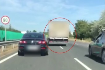 A forgalmat blokkoló teherautós a nap tahója