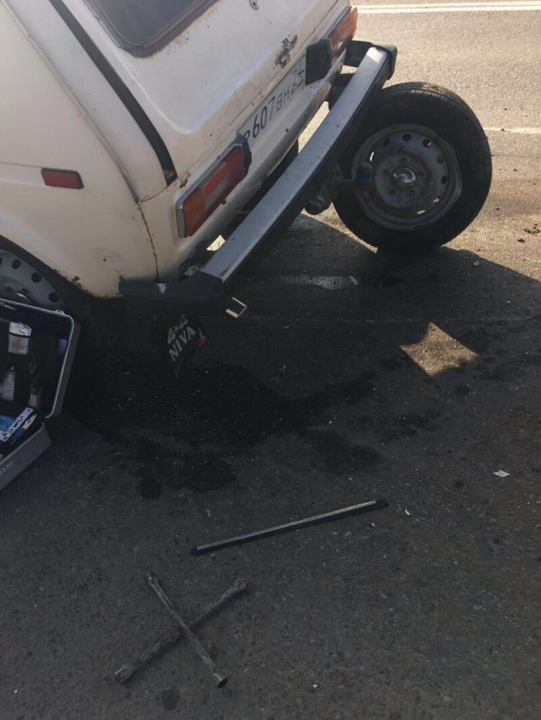 Ketten nagyon részegen egy lopott Nivában, mi baj lehet? 3