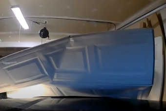 A garázsajtó alattomos ellenség, sok autósnak meggyűlt már vele a baja