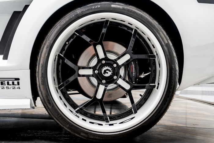 A világ legszélesebb abroncsait pakolták alá, pedig messze nem egy Bugatti 4