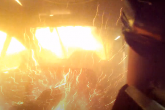 Ilyen, amikor szó szerint a vezető ölébe robban a motor