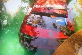 Medencébe hajtott egy részeg autós